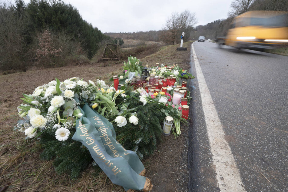 Blumen liegen an dem Tatort, wo der Angeklagte die beiden Polizisten erschossen haben soll.
