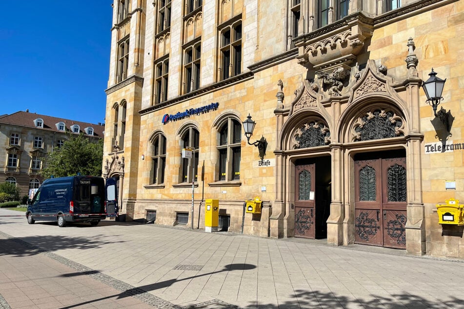 Die Postbank-Filiale im Breiten Weg in Magdeburg ist vor dem Eingangsbereich abgesperrt.