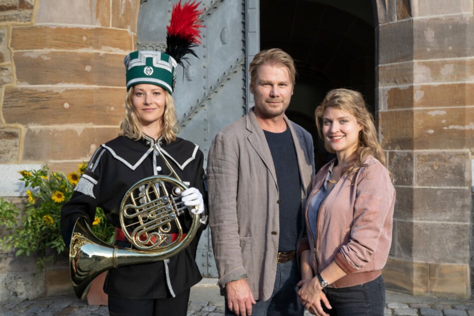 Das Kommissar-Duo Robert Winkler (Kai Scheve, 59) und Karina Szabo (Lara Mandoki, 36, r.) wurde auch immer von der Försterin Saskia Bergelt (Teresa Weißbach, 44) unterstützt.