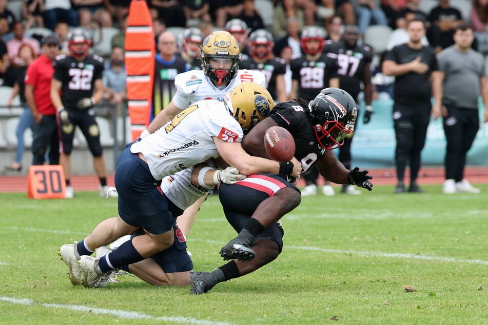 Einer von zwei Forced Fumble: Logan Mobelini (l.) packte hart und entschlossen zu, haute den Ball raus.
