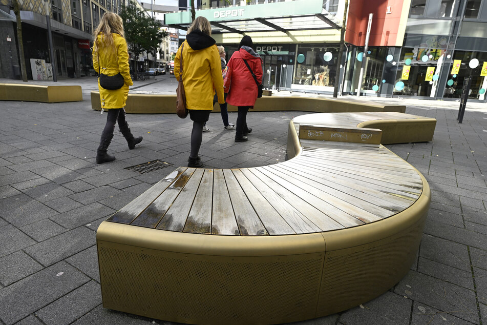 Alle zehn goldenen Bänke, die seit Oktober 2022 in Wuppertal aufgestellt wurden, kosteten zusammen 400.000 Euro. Dabei ist die Stadt hoch verschuldet.