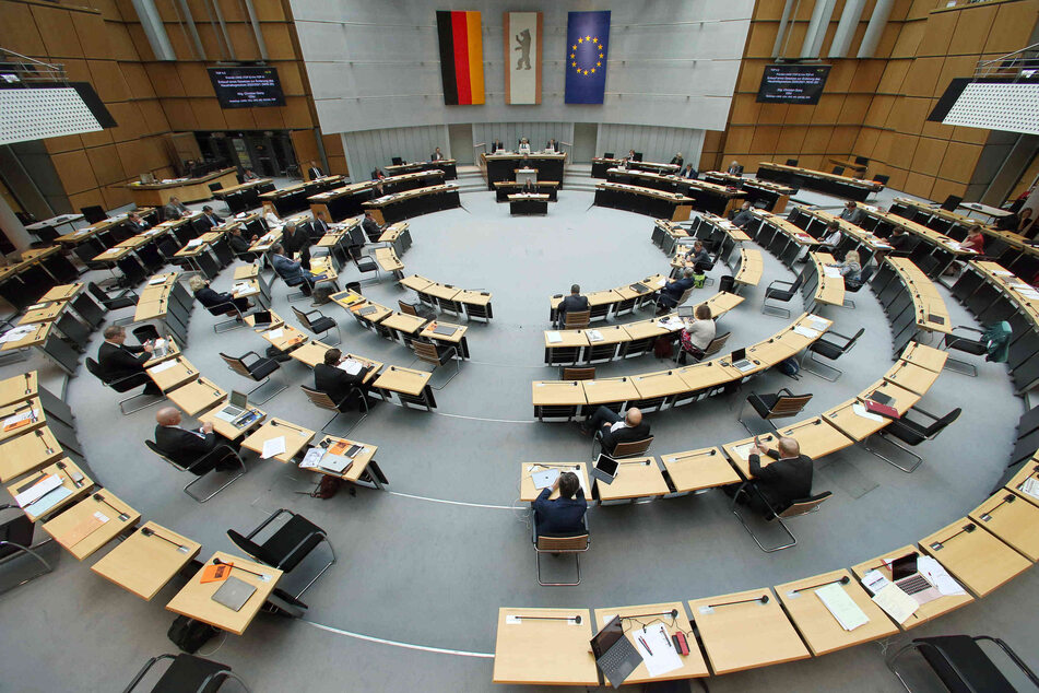 Abgeordnete verfolgen während der Plenarsitzung des Berliner Abgeordnetenhauses die Debatten und Redebeiträge.
