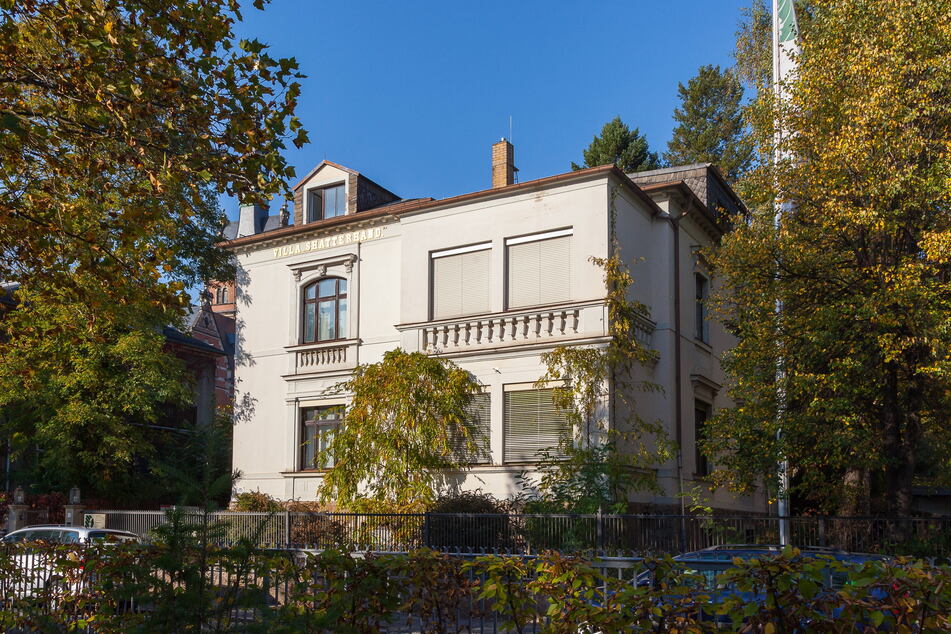 Letztes Wohnhaus von Karl May in Radebeul bei Dresden: Die Villa "Shatterhand" - heute mit zweigeschossigem Verandavorbau - steht als Teil des Karl-May-Museums unter Denkmalschutz.