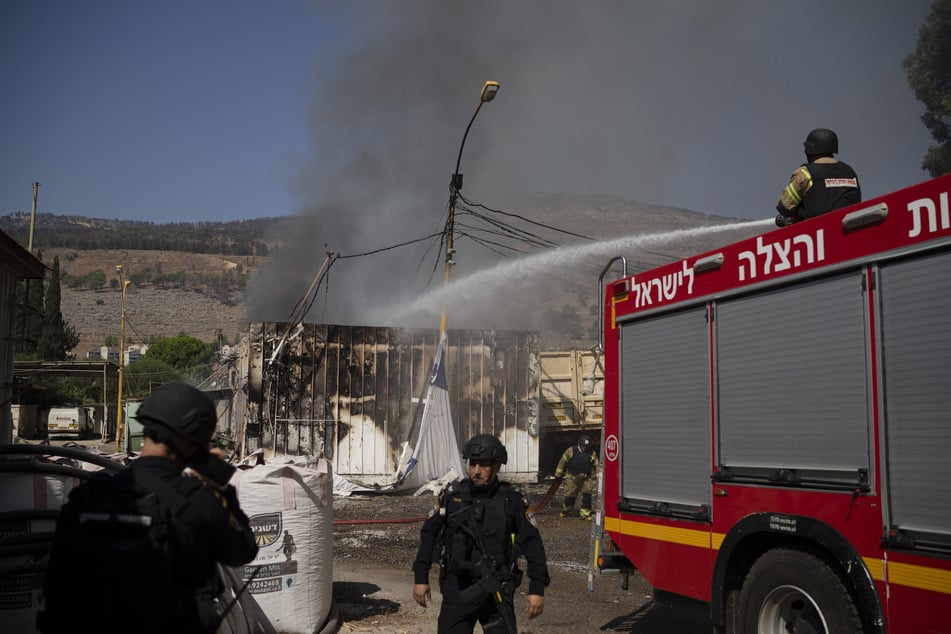 Israelische Feuerwehrleute löschen einen Brand, nachdem eine aus dem Libanon abgefeuerte Rakete im September in den Ort Kiryat Shmona eingeschlagen ist. (Archivbild)