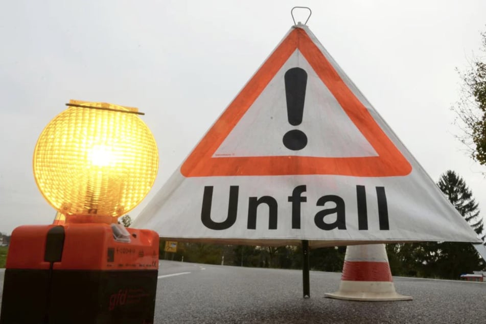 Wegen der komplizierten Bergung ist die Bundesstraße seit Montagmittag gesperrt. (Symbolfoto)