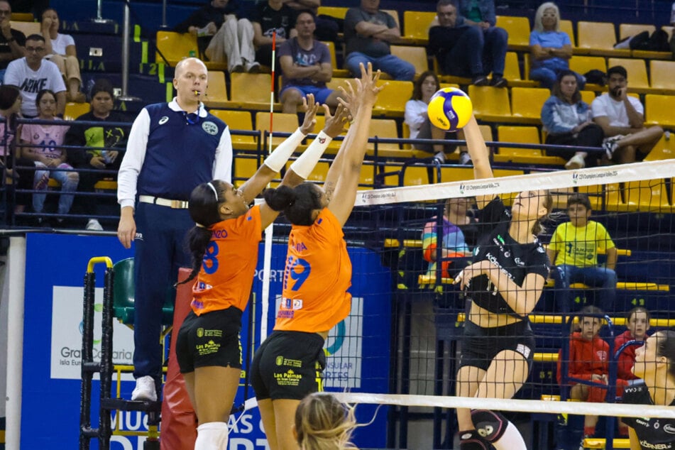 DSC-Diagonalspielerin Grace Frohling (22, r.) im Angriff gegen den Doppelblock von CV Gran Canaria.