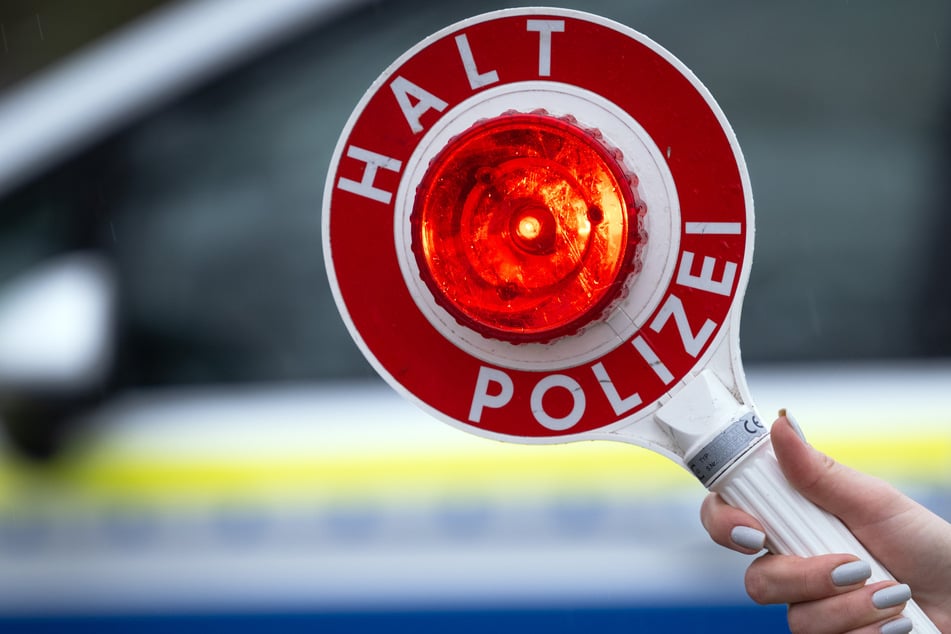 Der Mercedes-Fahrer wollte nicht anhalten. Auf der Flucht kollidierte er mit einem geparkten Auto. (Symbolfoto)
