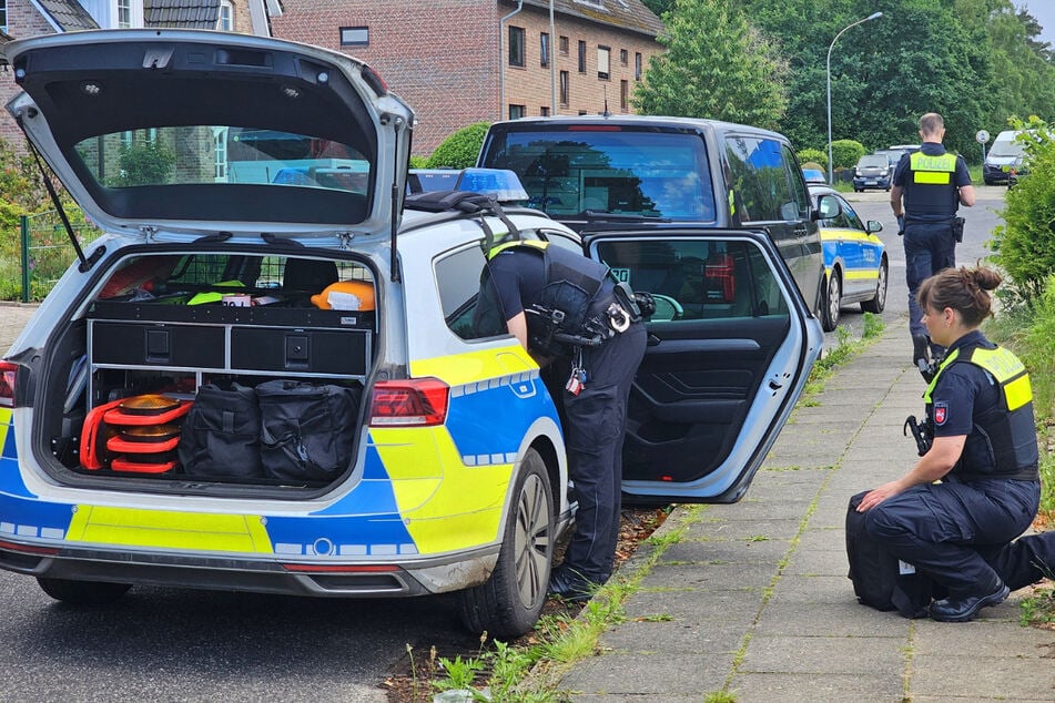 Die Polizei sichert Spuren am Tatort und in der Nähe.