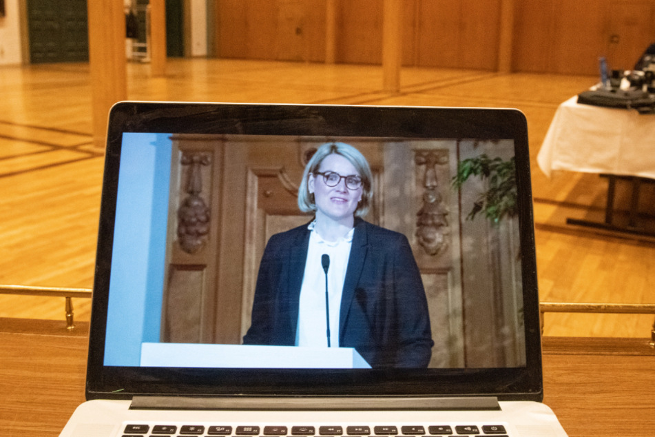 Auf einem Bildschirm vor dem Sitzungssaal des Stadtrats wird ein Statement von Eva Weber (CSU) gestreamt.
