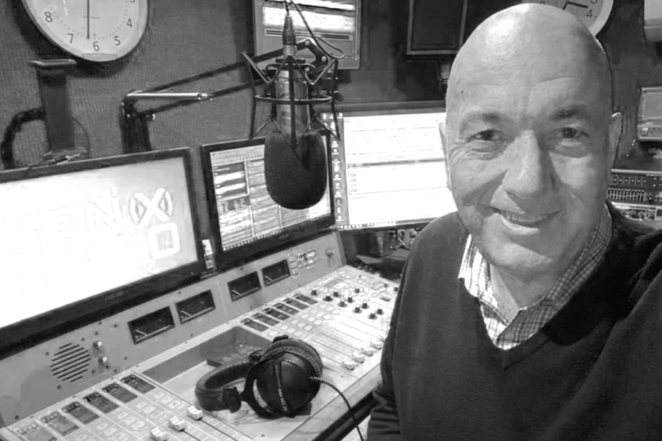 Beliebter Radio-Moderator (†55) stirbt, während er auf Sendung ist