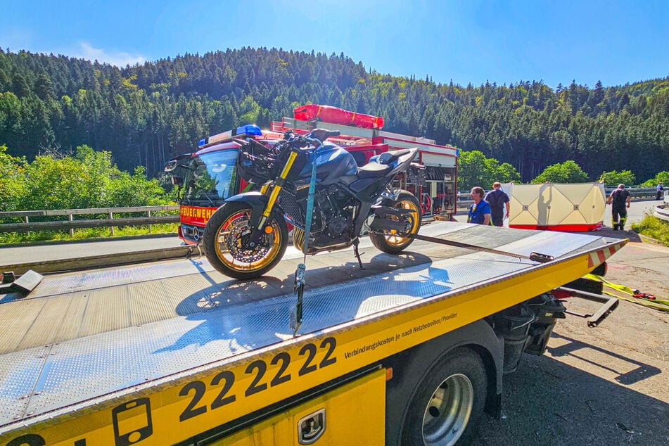 Das Motorrad musste abgeschleppt werden. Im Hintergrund ist ein Sichtschutz aufgebaut.