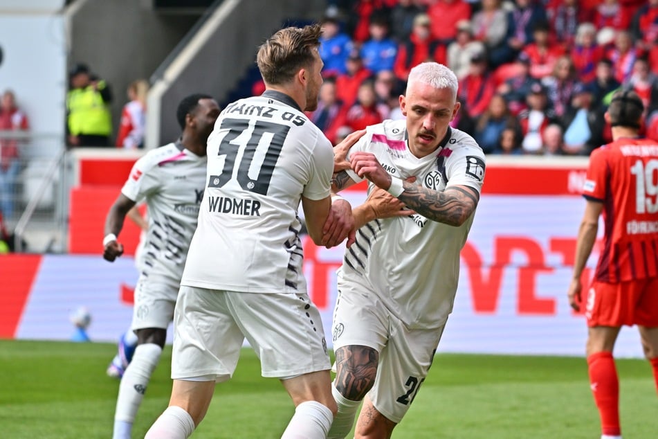 Phillip Tietz (28, rechts) bejubelt seinen Treffer zum 1:0 gegen den 1. FC Heidenheim.