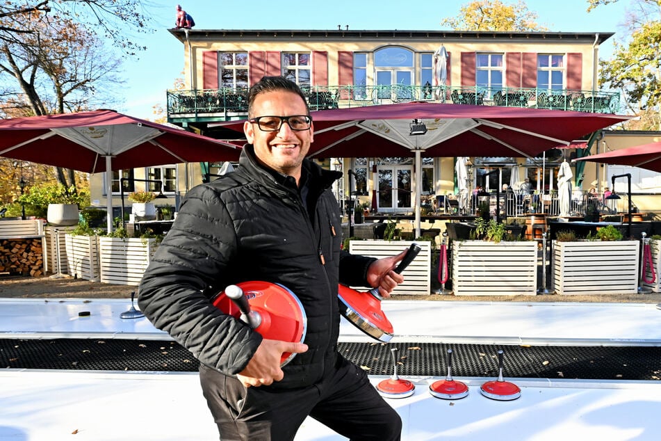 Moyd Karrum (45) lädt zum Eisstockschießen ins Carolaschlösschen ein.