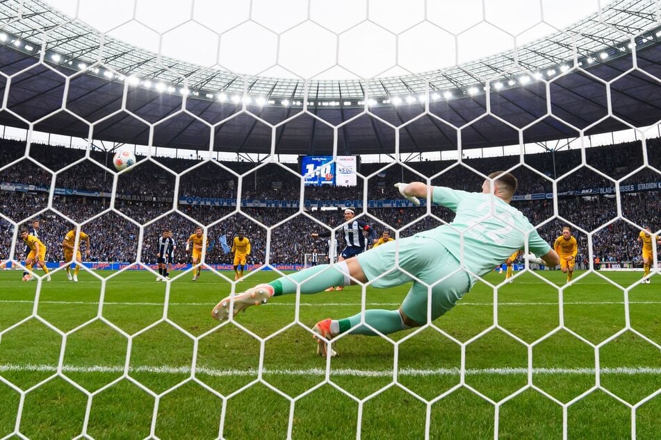 Fabian Reese bedankte sich für das Geschenk und versenkte den fälligen Strafstoß im Tor von Lennart Grill.