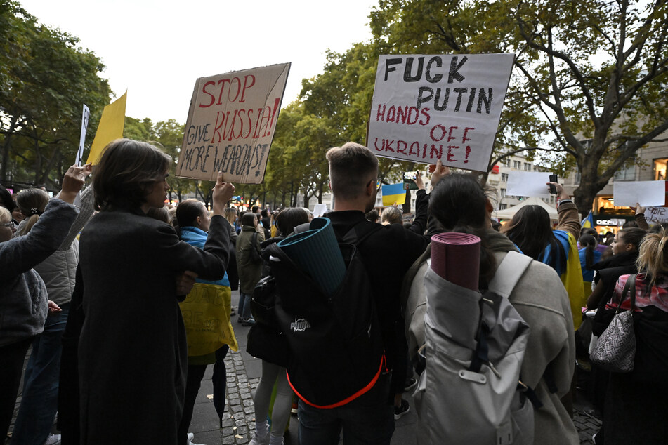 "Fuck Putin": Demo gegen russischen Raketen-Terror gegen Ukraine in Köln