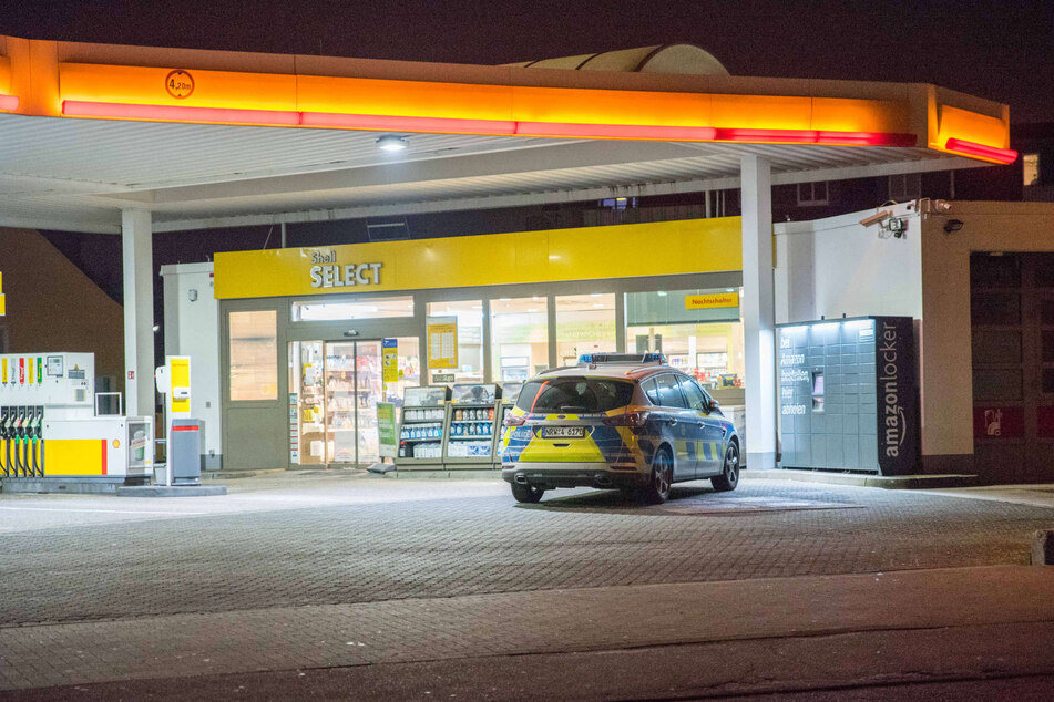 Die Kölner Polizei fahndet nach zwei Räubern, die einen Tag vor Heiligabend eine Tankstelle im Stadtteil Bilderstöckchen überfallen haben.