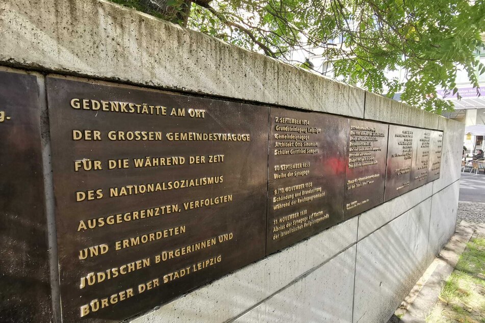 Unbekannte Täter besprühten am Donnerstag das Holocaust-Memorial in der Leipziger Zentralstraße. Die Schmierereien wurden inzwischen wieder entfernt.
