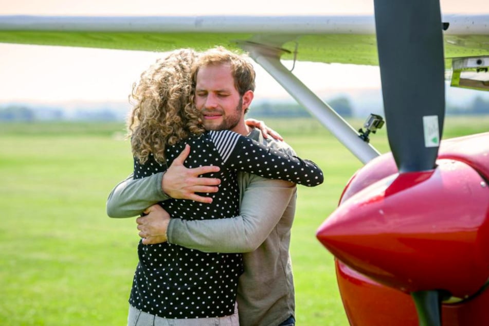 Florian (Arne Löber, 28) ist überglücklich, dass Maja (Christina Arends, 30) ihm einen Fallschirmsprung ermöglichen will.