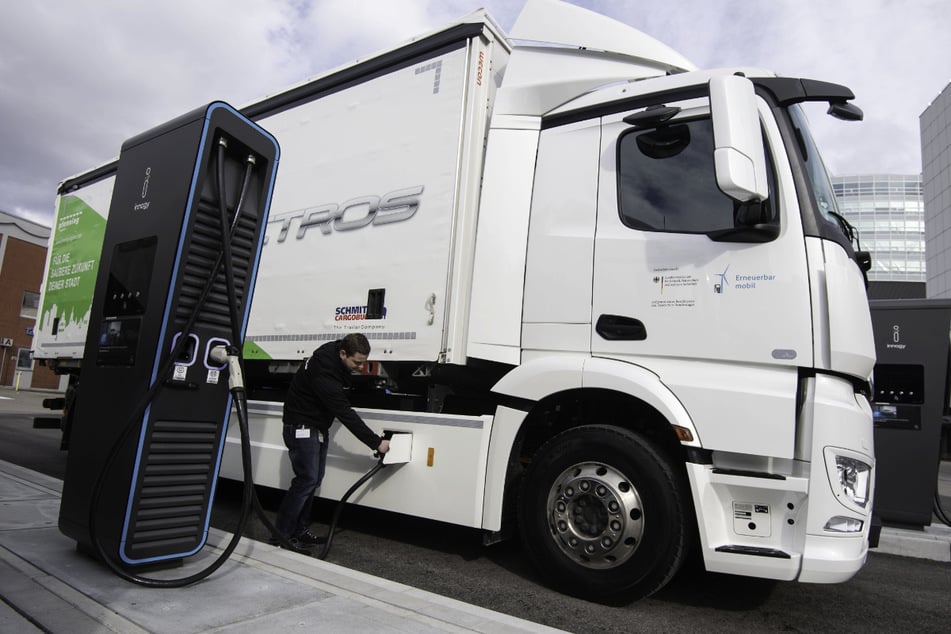 Der eActros von Mercedes-Benz soll eine Reichweite von bis zu 400 Kilometern schaffen und kostet in etwa dreimal so viel wie ein vergleichbarer Diesel-Lkw.