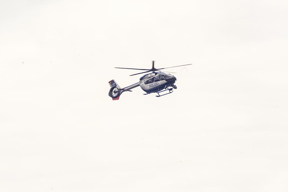 Ein Polizeihubschrauber suchte bereits nach der Rentnerin - bislang allerdings vergeblich. (Symbolfoto)