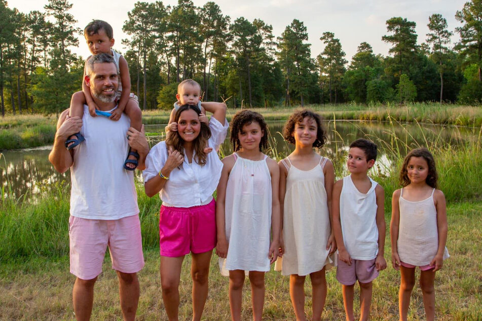 Brenda Stearns mit ihrem Mann Isaiah Stearns und den gemeinsamen sechs Kindern auf einem Facebook-Foto.