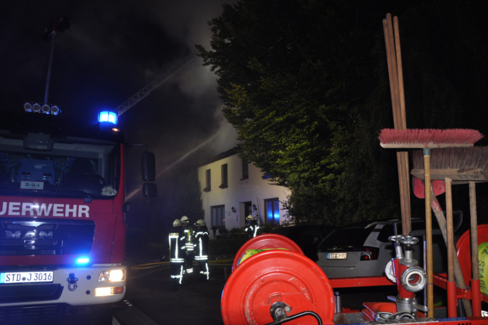 Einsatzkräfte bekämpfen den Brand im Kreis Stade.