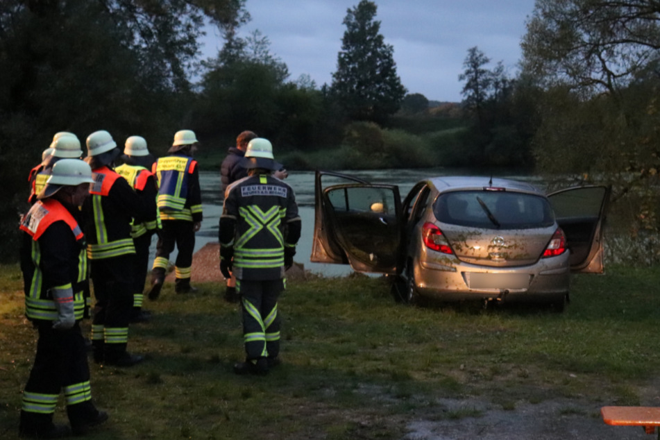 Reifenspuren führen in Baggersee: Vermisster tot aus Autowrack geborgen