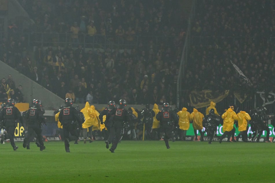 Jagdszenen im Stadion, die keiner sehen will. Stamm gab zu, das hat die Mannschaft sehr beschäftigt.