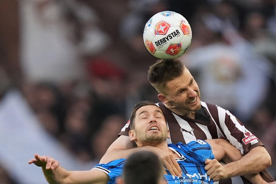 Behält St. Pauli am Samstag mit Karol Mets (32, hinten) die Oberhand, steht der 1. FC Heidenheim als erster Absteiger fest.