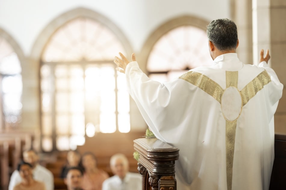 Gottesdienst in einer Kirche.