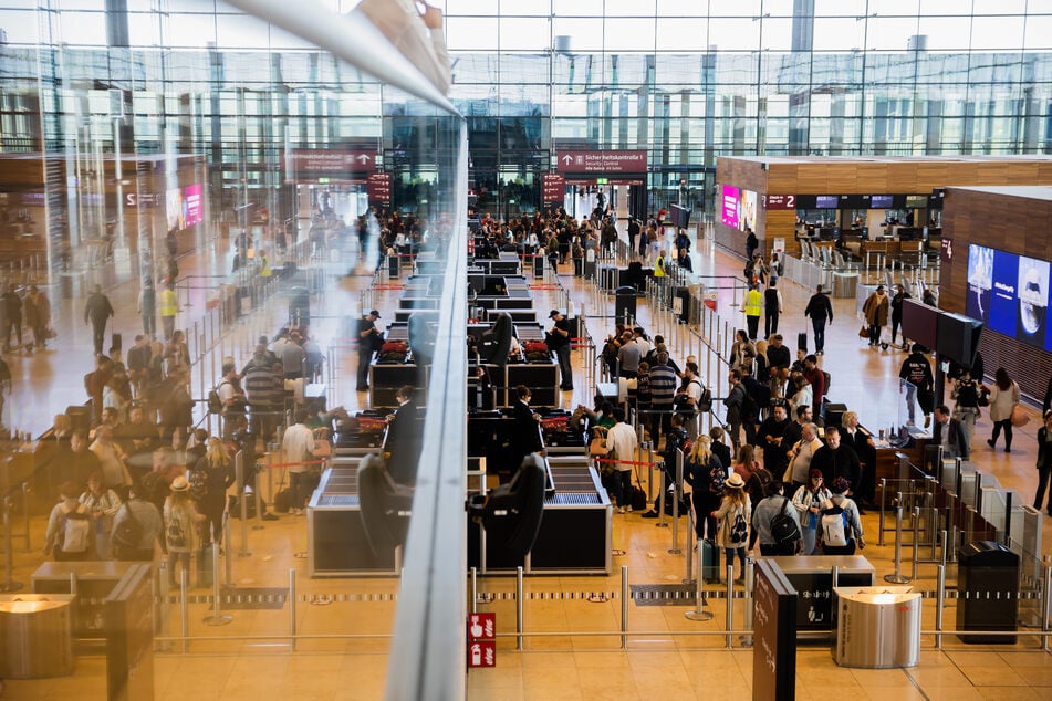 Berlin: Urlauber aufgepasst: BER rechnet mit hohen Reiseaufkommen am Pfingstwochenende!