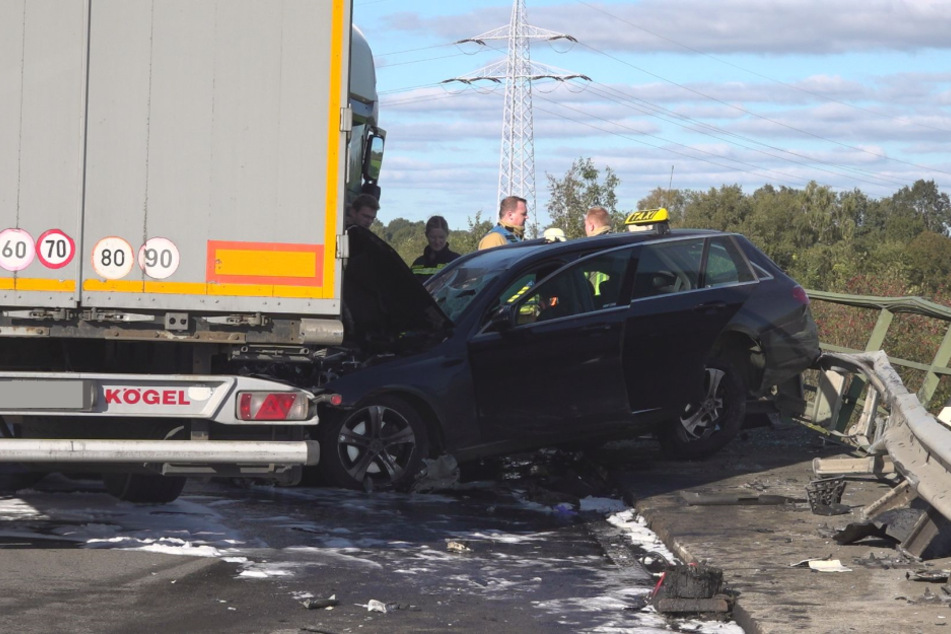 Bei einem Unfall in Vechta ist ein 21-Jähriger am Dienstagmittag ums Leben gekommen. Ein 29-Jähriger wurde zudem schwer verletzt.