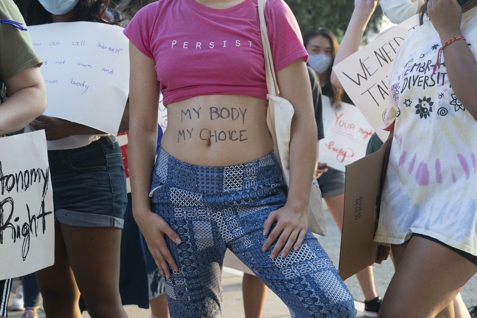 Auch TikTok-User wurden aktiv - ihre Aktion war ähnlich plakativ wie der Schriftzug der Demonstrantin auf ihrem eigenen Bauch.