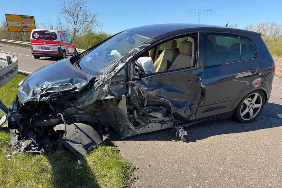 Der VW wurde schwer beschädigt, nach ersten Informationen der Feuerwehr eine Person verletzt.