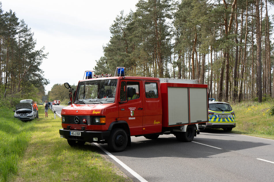 Dabei landeten zwei der beteiligten Wagen im Straßengraben.