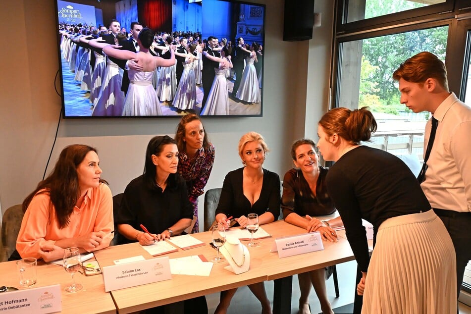 Die Jury um "First Lady" Annett Hofmann, Tanzlehrerin Sabine Lax, Opernball-Geschäftsführerin Trixi Steiner, Moderatorin Patrice Aminati und Designerin Dorothea Michalk (v.l.).