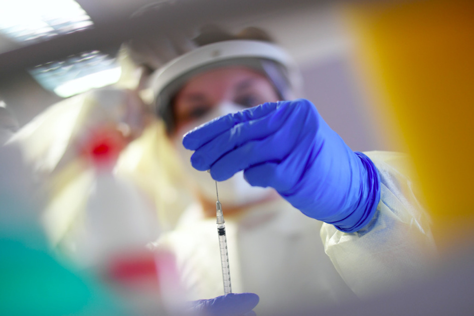 Eine Mitarbeiterin eines mobilen Impfteams bereitet in einem Altersheim die Covid-19-Impfung mit dem Impfstoff von Pfizer/Biontech für die Heimbewohner vor.