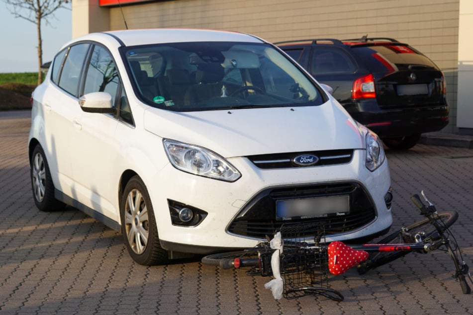 Radfahrerin auf Tankstellen-Gelände von Ford erfasst