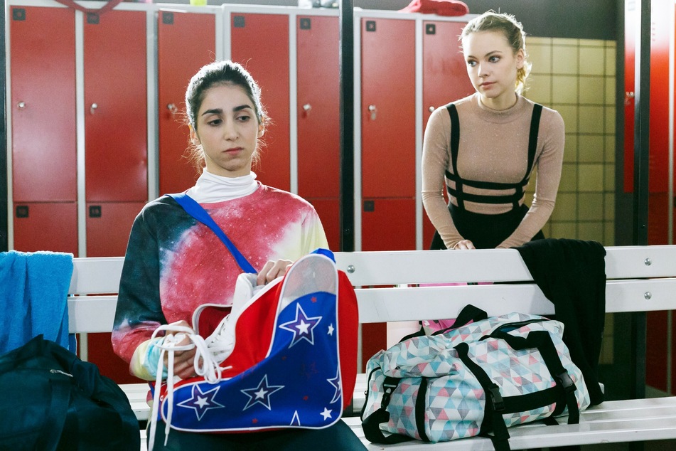 Greta (r.) gaukelt Leyla weiter vor, ihre Unterstützerin zu sein und es nur gut mit ihr zu meinen.