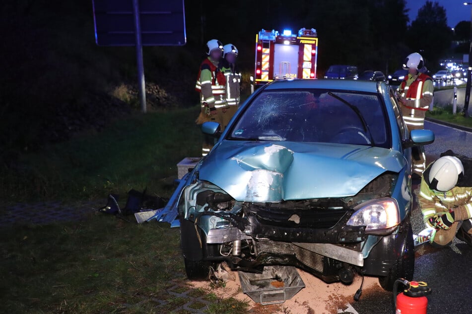Opel Corsa gerät in Cotta ins Schleudern, knallt gegen Lichtmast