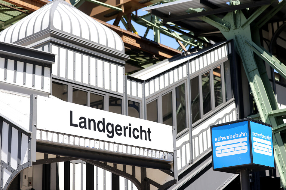 Die Schwebebahnstation Landgericht vor dem Justizzentrum in Wuppertal.