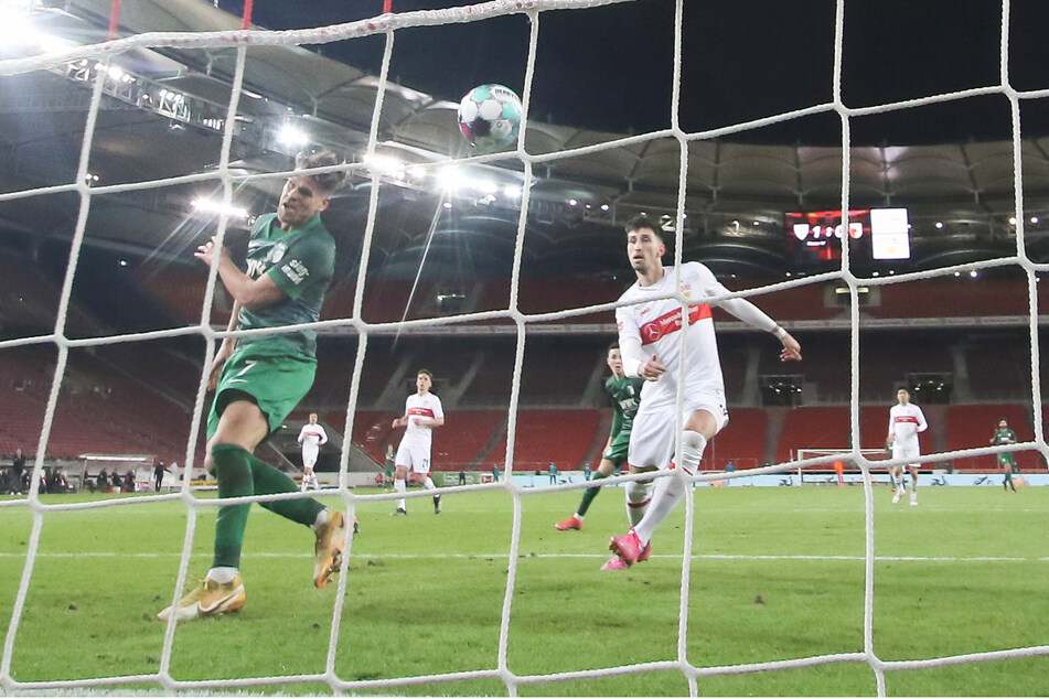 Augsburgs Florian Niederlechner (l) macht das Tor zum 1:1 gegen Stuttgarts Atakan Karazor (r).