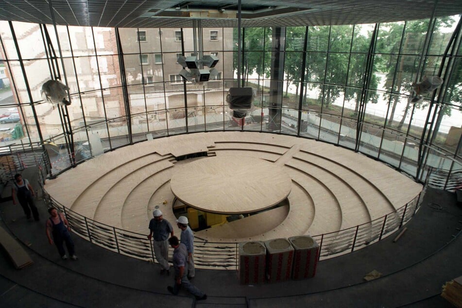 Bauarbeiter 1993 beim Innenausbau des Plenarsaals. Glas und Stahl prägen die Architektur.