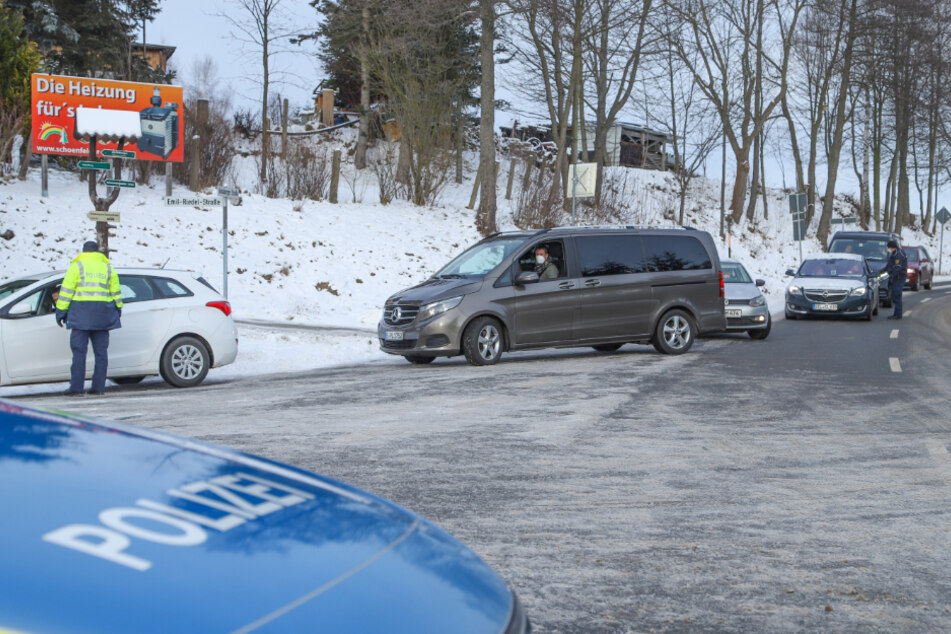 An den Zufahrtsstraßen nach Oberwiesenthal kontrollierte die Polizei die Autofahrer. Nur, wer einen triftigen Grund vorweisen konnte, durfte weiterfahren. Der Rest musste wieder umdrehen.
