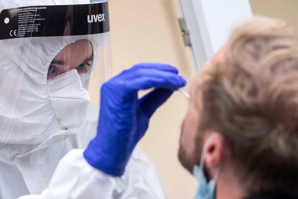 In Baden-Württemberg haben sich bislang mindestens 174.946 Menschen mit dem Coronavirus infiziert, 3228 starben.