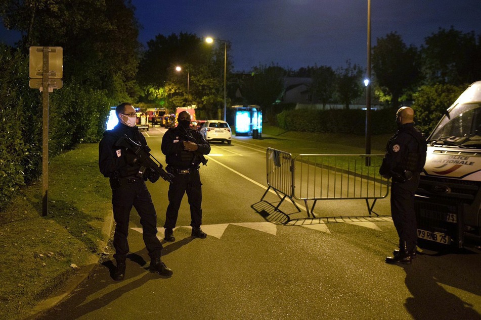 Nahe Paris ist ein Mann auf offener Straße enthauptet worden.