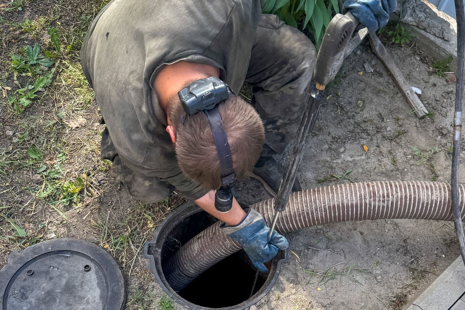 Falsche Kanalreiniger haben eine Frau aus Neukirch um 2000 Euro gebracht. (Symbolbild)