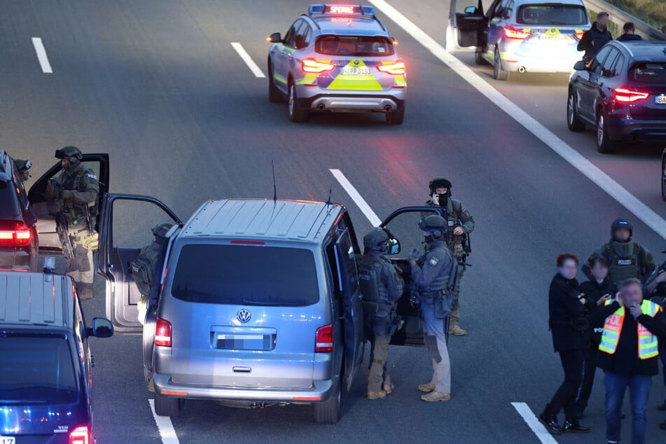 Das Spezialeinsatzkommando der Polizei ist am frühen Abend auf dem betroffenen Autobahnabschnitt eingetroffen.