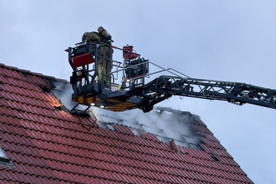 Über das Dach versuchten die Kameraden das Feuer zu löschen.