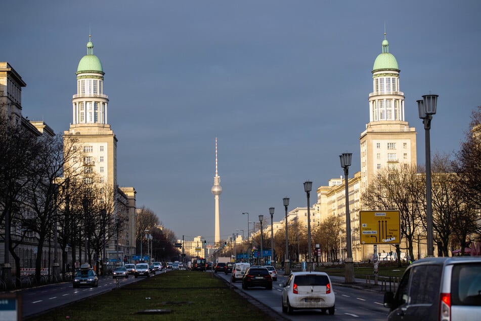 Am Frankfurter Tor in Friedrichshain fließt der Verkehr künftig anders. (Archivbild)